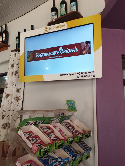 Tela da MiDivulgue instalada em estabelecimento